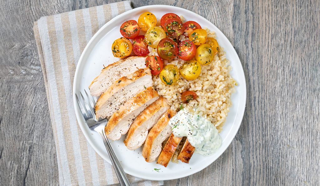 Grilled chicken with brown rice and vegetables